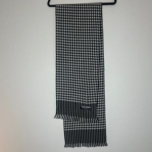 Keynotes black and white houndstooth scarf unisex. Made in Japan
